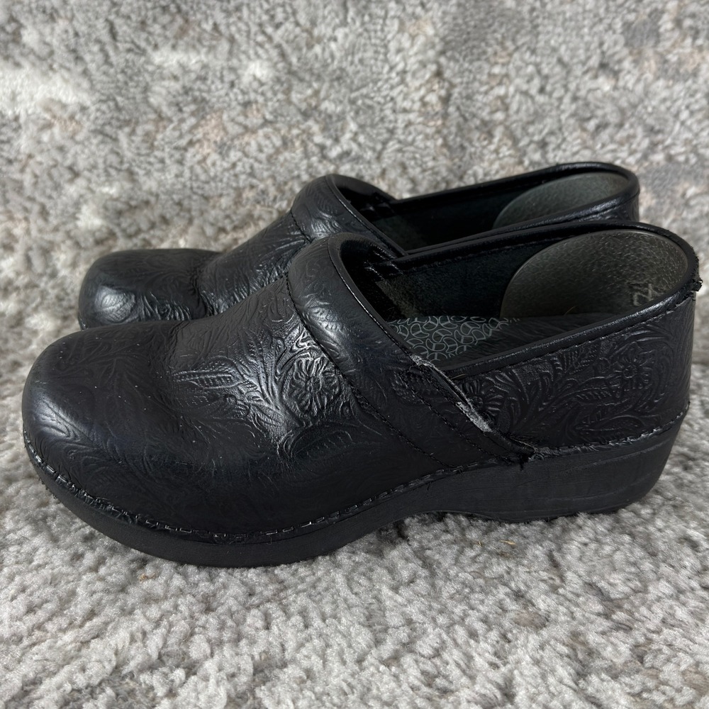 Dansko Size 39 XP 2.0 Tooled Floral Clogs Comfort Professional Shoes Black Women - Picture 5 of 9